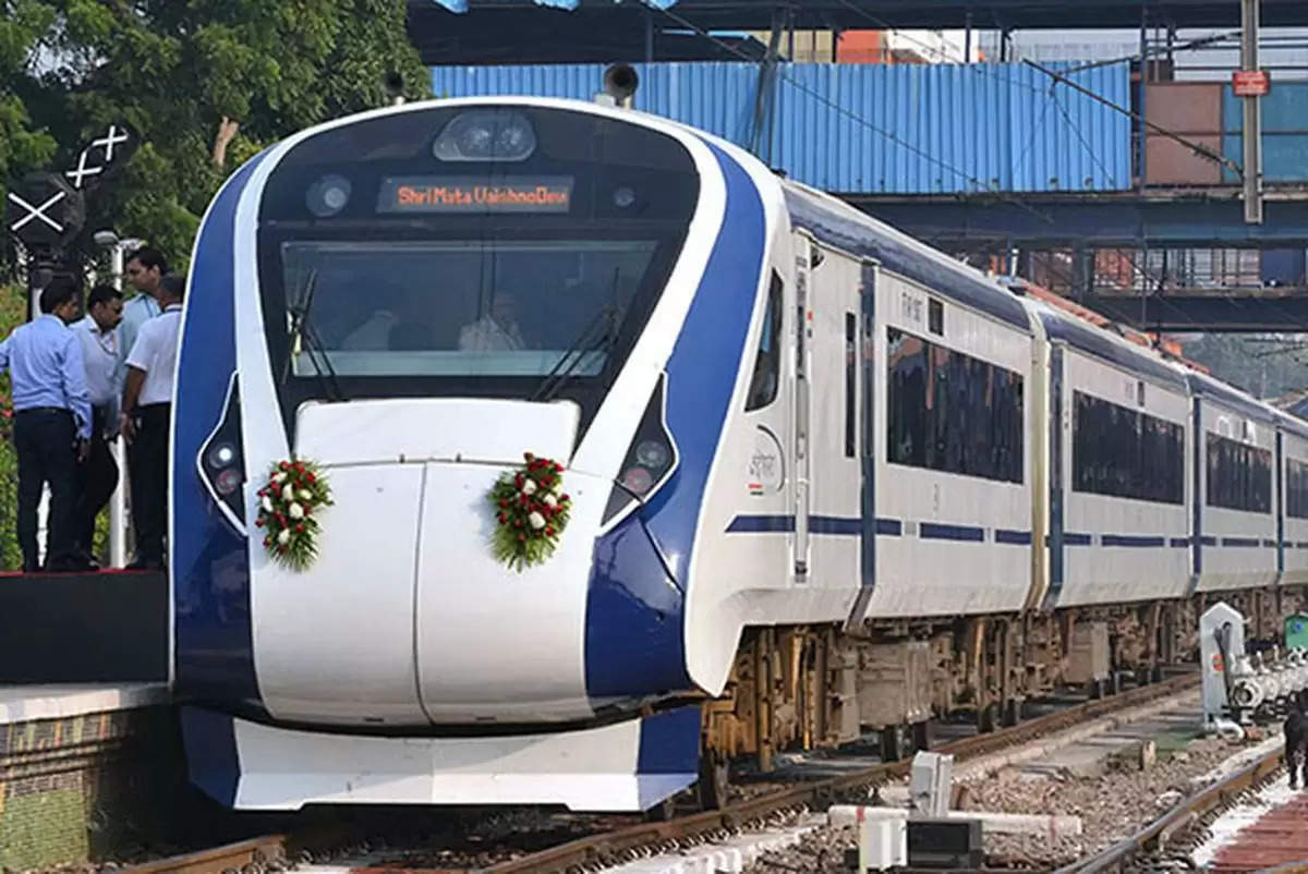 पीएम मोदी ने 10 नई वंदे भारत ट्रेनों को दिखाई हरी झंडी