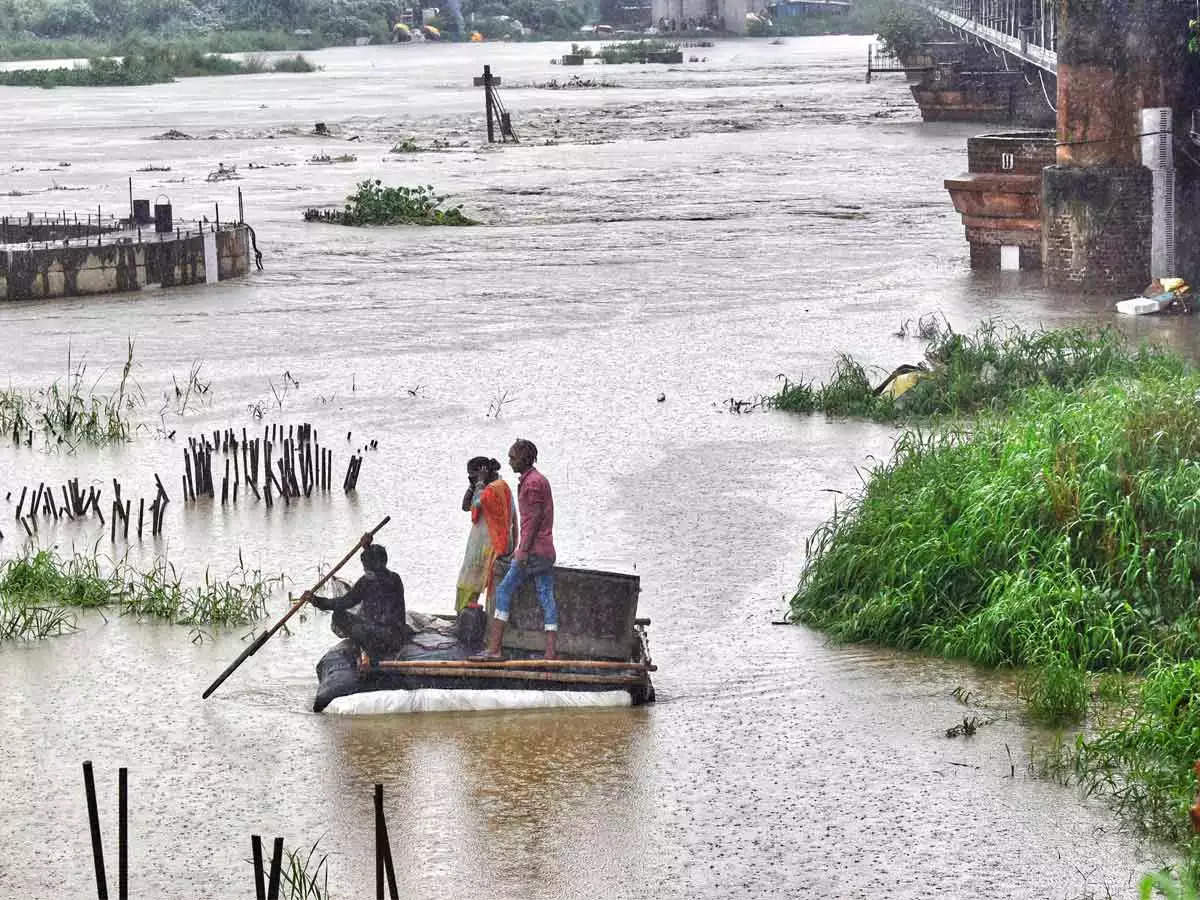 यमुना में बाढ़ से बचाव की तैयारी तेज, डेडलाइन गुजरने के बाद प्रशासन हुआ अलर्ट