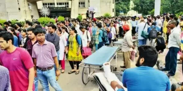 Chandigarh: पीजीआई में अनुबंध कर्मचारियों की हड़ताल दूसरे दिन भी जारी, ओपीडी में कम हुई मरीजों की संख्या