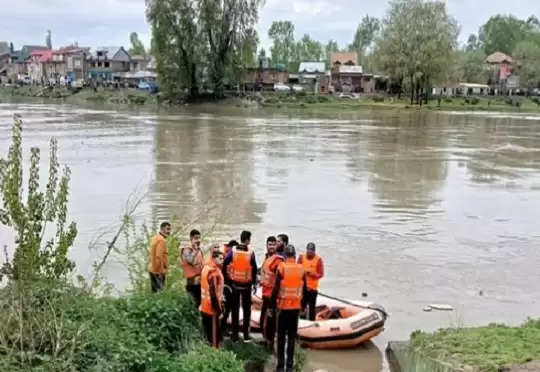 श्रीनगर में बड़ा हादसा, झेलम नदी में नाव डूबने से चार लोगों की मौत; तीन बचाए गए